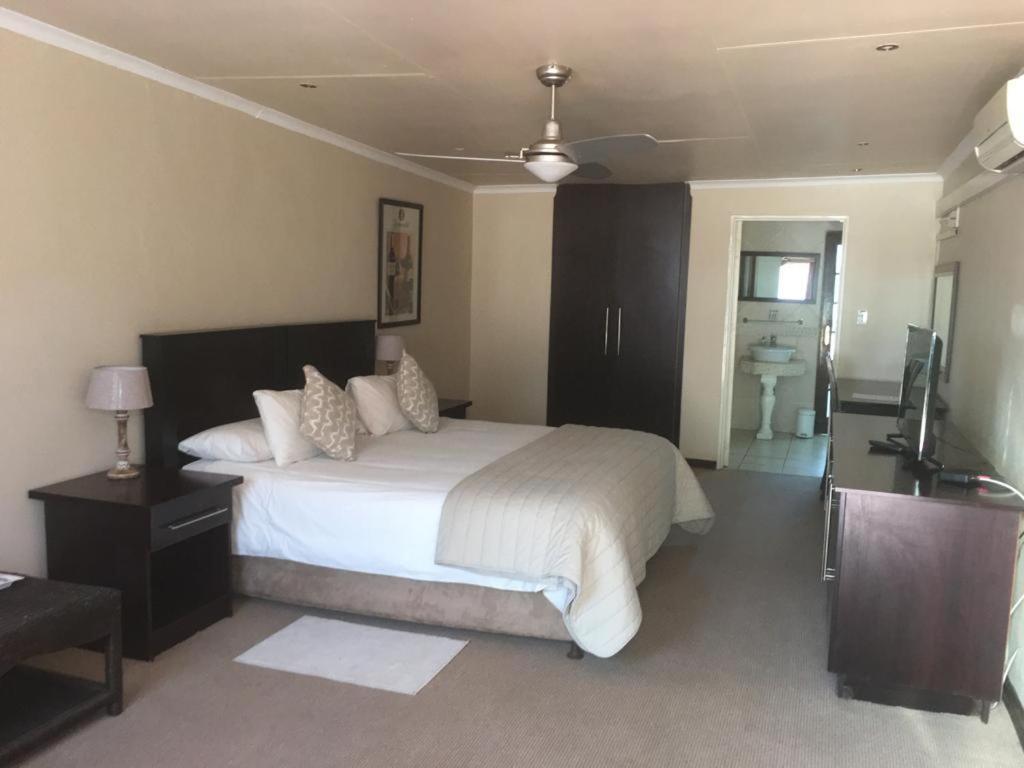 The Lazy Grape Guest Lodge & Spa Бенони Екстериор снимка